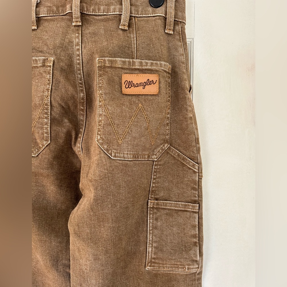 Brand new, snatched, high waisted stretchy wranglers. Size 27.